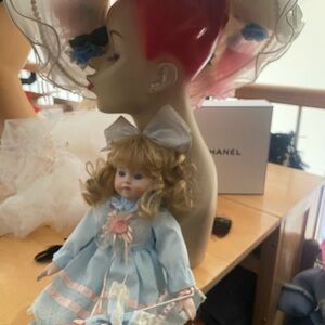 boy or girl BABY SHOWER VINTAGE. Hat 🩷💙Plus beautiful porcelain doll 🩷💙